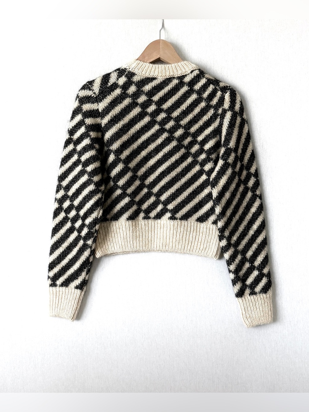 KOTN Asilah Cropped Sweater in the Alabaster / Black Size Small - Picture 3 of 9